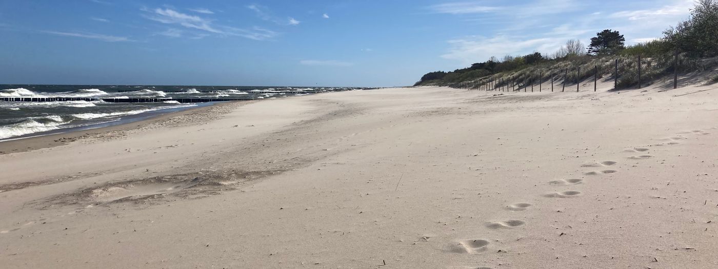 GenieĂe friedliche, leere StrĂ€nde in der Nebensaison