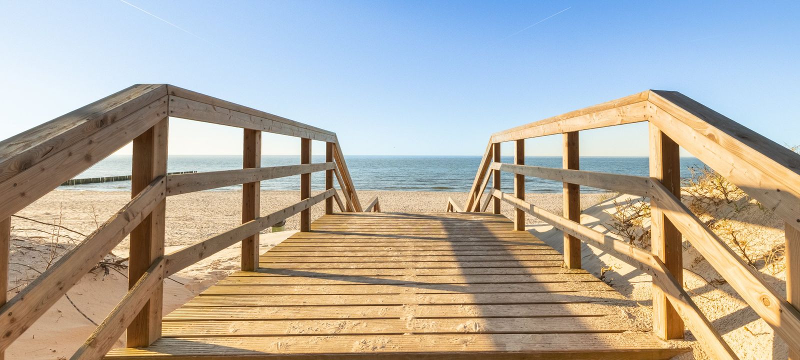 Drewniane zejście przez wydmę na plażę